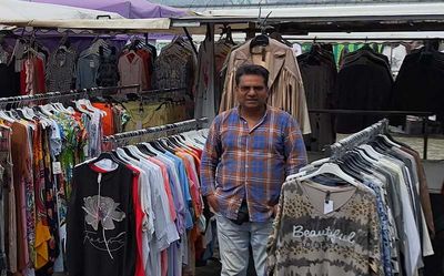 Wochenmarkt-Stand Händler John Fashion