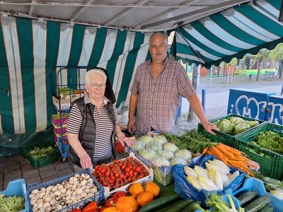 Foto Wochenmarkt Händler Kappen