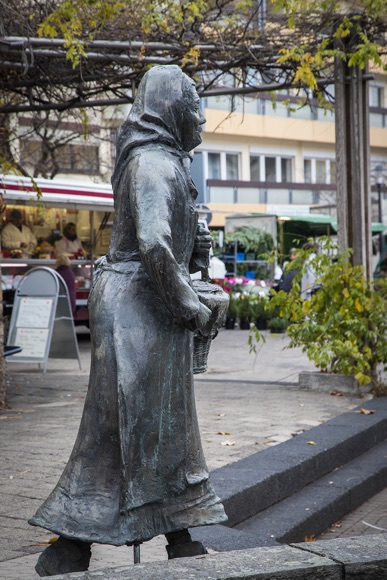 Die "Butterbettchen"-Skulptur am Gutenbergplatz.